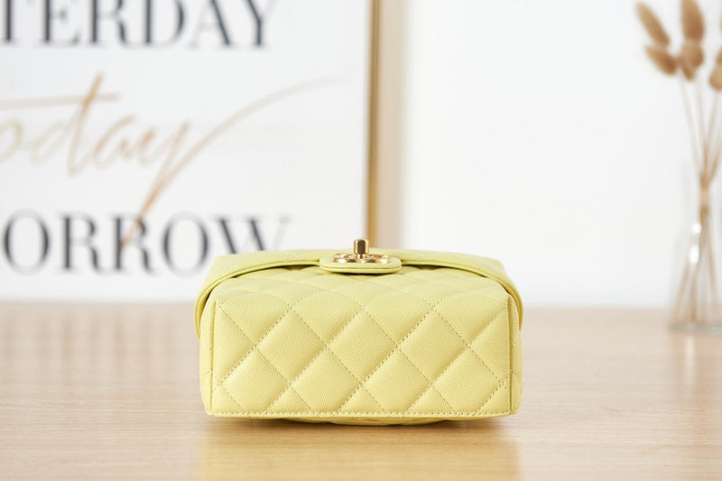 Zivas Charm Streamlined Design Designer Handbag (Versatile Style Statement) – Close-Up Detail