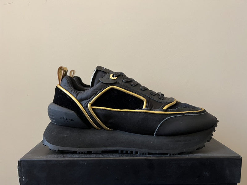 Gucci classic monochrome luxury sneakers view 7 retro runner design