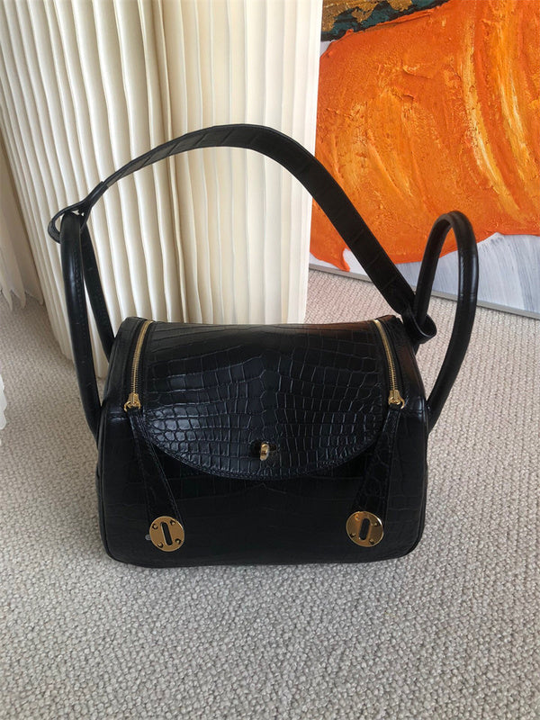  Understated shopper bag front view
