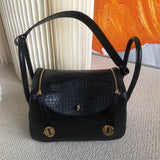  Understated shopper bag front view