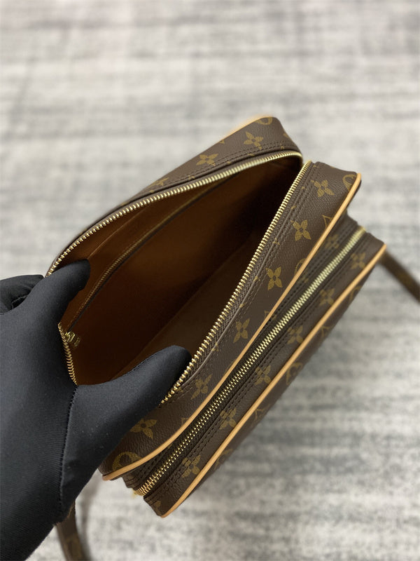  shoulder bag interior and compartment view 9