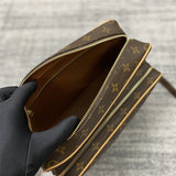  shoulder bag interior and compartment view 9