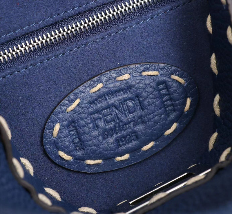 Ziva's Charm handbag – detail view (Standard Size)