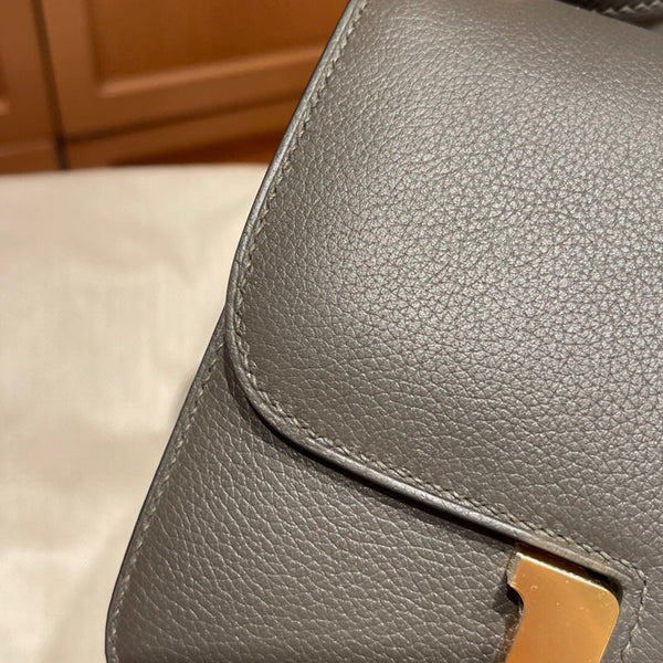 Balanced handbag styled for everyday wear