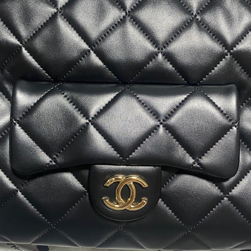 Ziva's Charm handbag – detail view (one versatile size)