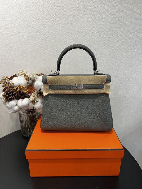  structured bag interior and compartment view 9