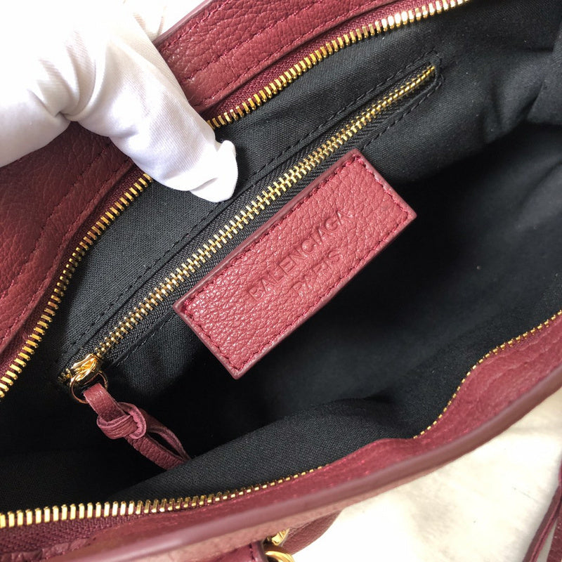 Side profile of premium chic women's handbag – women's designer-style accessory