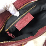 Side profile of premium chic women's handbag – women's designer-style accessory