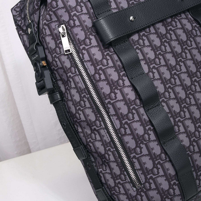 Handle and strap detail of chic statement women's handbag – women's premium purse