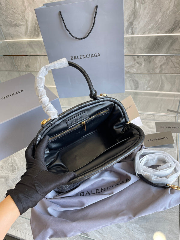 Ziva's Charm handbag – product shot (one versatile size)