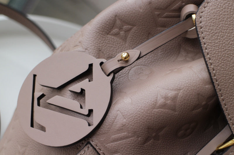 Styled lifestyle shot of everyday-luxe modern women's handbag – women's premium purse