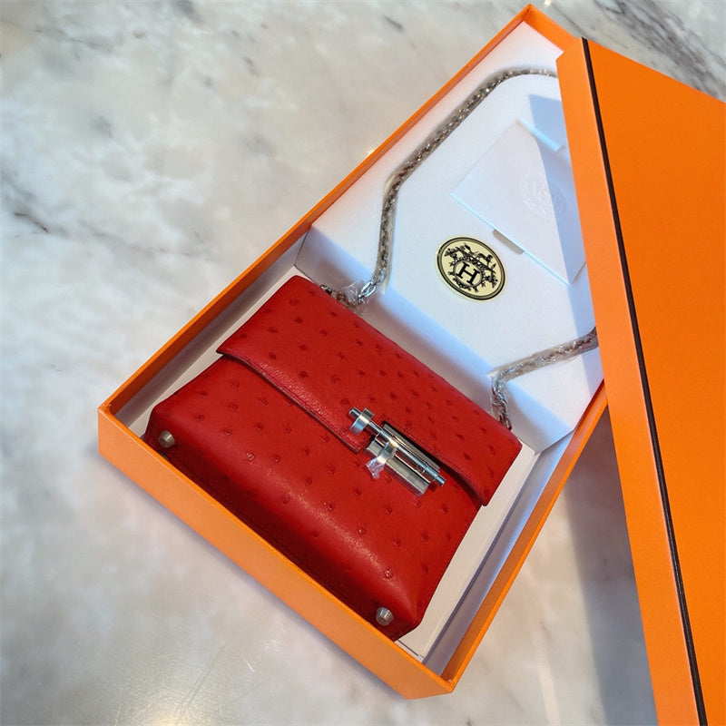  Graceful crossbody bag carried on shoulder 10