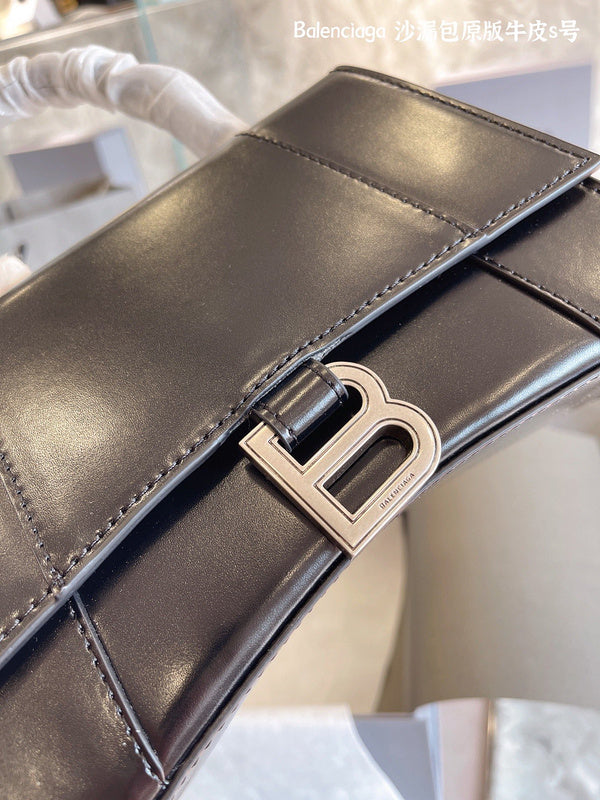 Ziva's Charm handbag – close-up view (one versatile size)