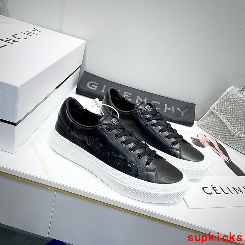 Givenchy shoes Style 062 - close-up of classic monogram styling