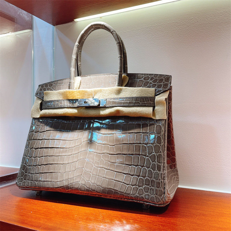  Tailored structured bag front view