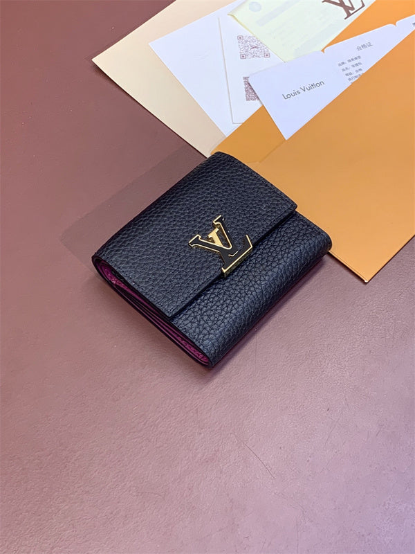  Classic everyday bag carried on shoulder