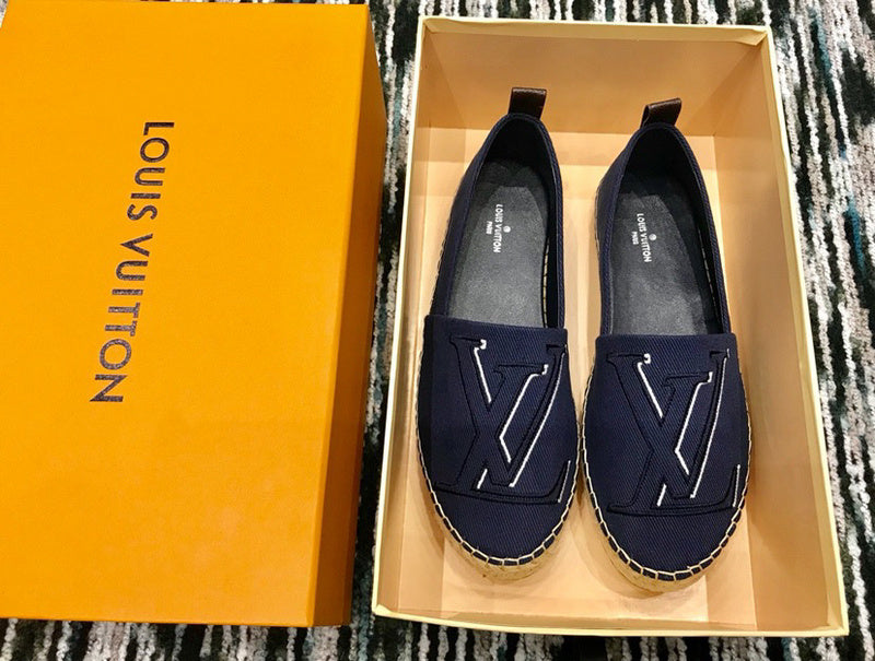 Full silhouette view of Louis Vuitton luxury piece style No.023