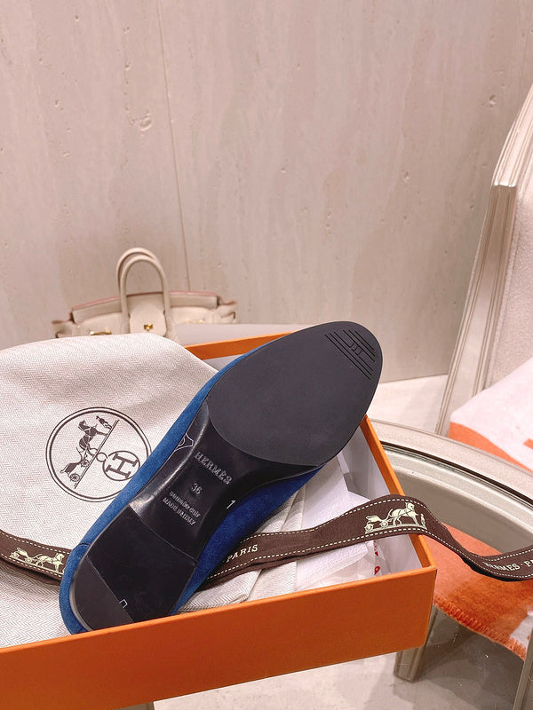 Hermès Grey Bow-Detail Flats - Detail Shot of Craftsmanship