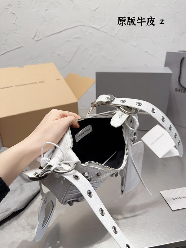 Ziva's Charm handbag – product shot (one versatile size)