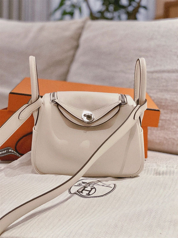  Understated everyday bag front view