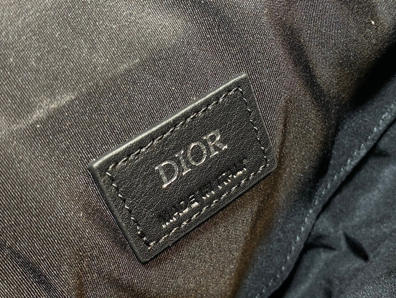 Side profile of signature modern women's handbag – women's luxury accessory