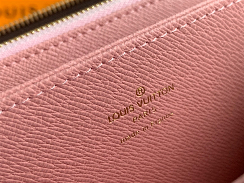  shoulder bag interior and compartment view 9