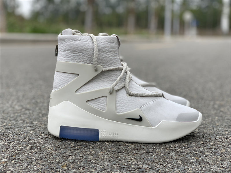 Nike Men's & Women's Premium Low-Top Trainers — Style 097 hardware detail
