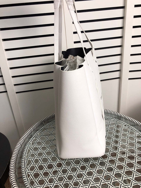 Handle and strap detail of sleek chic women's handbag – women's premium purse