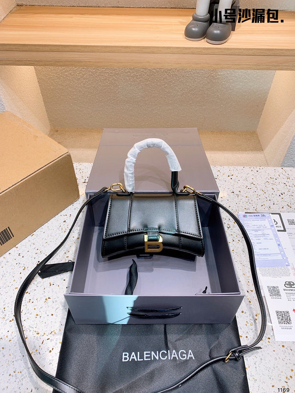 Ziva's Charm handbag – carry view (one versatile size)