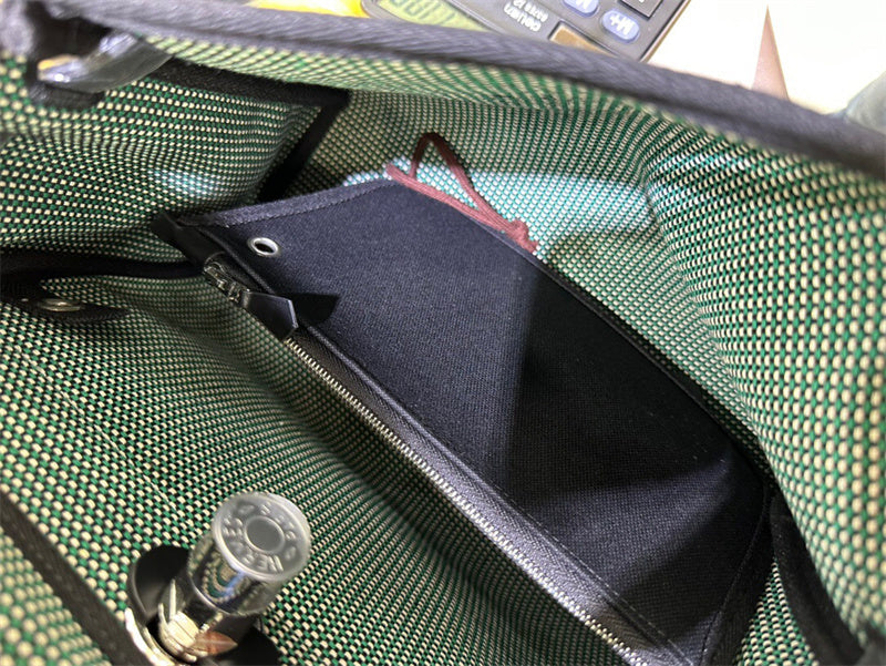  everyday bag close-up of hardware and finish