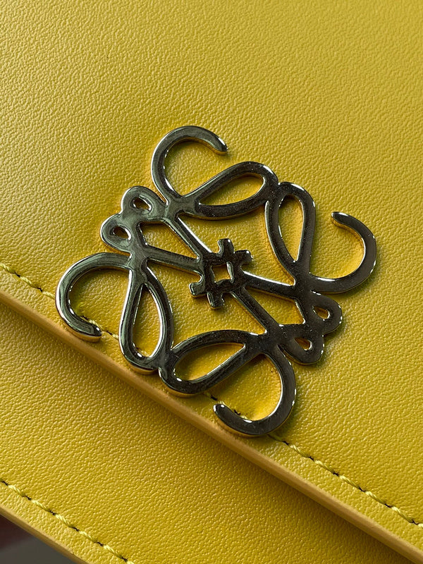 Ziva's Charm handbag – angled view (19cm*6cm*13.5cm)