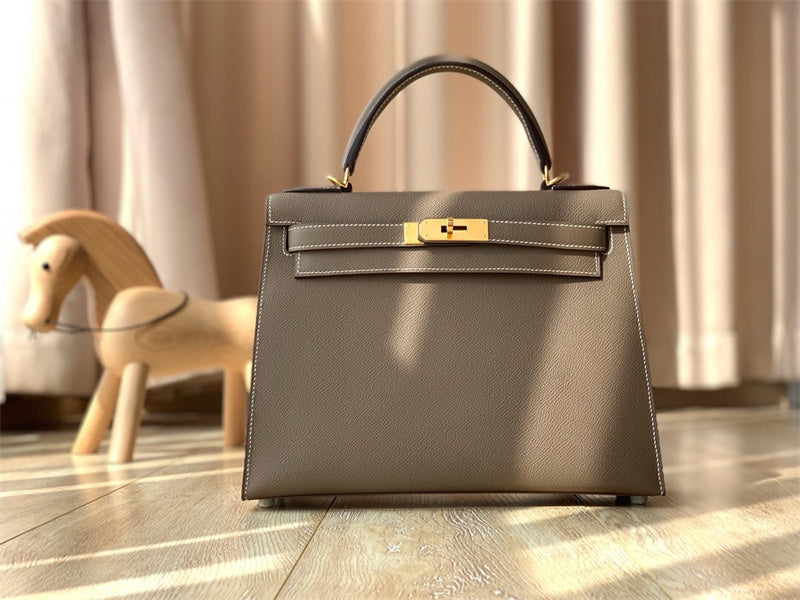  elegant handbag styled with outfit