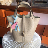  Understated shopper bag front view