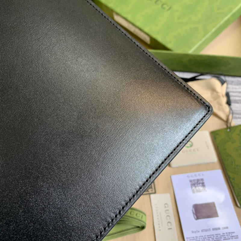 Handle and strap detail of chic structured women's handbag – women's luxury accessory
