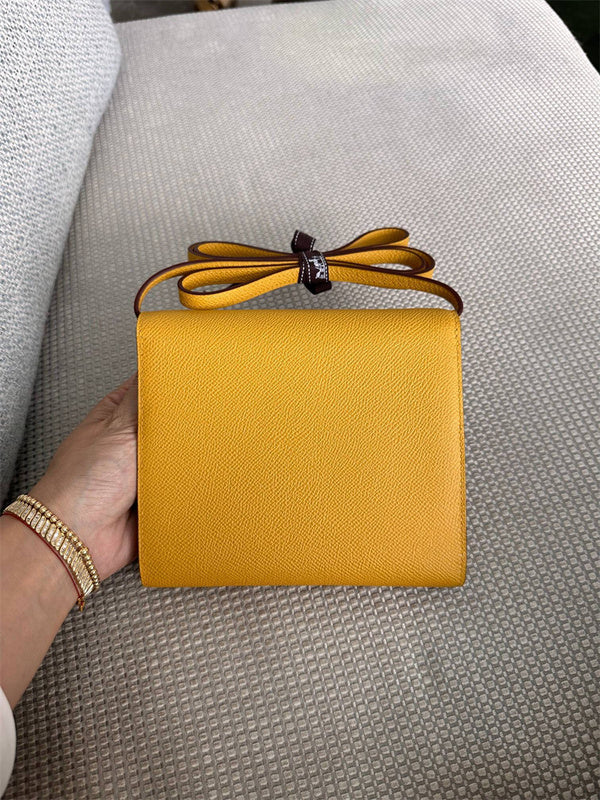  Classic handbag carried on shoulder 10