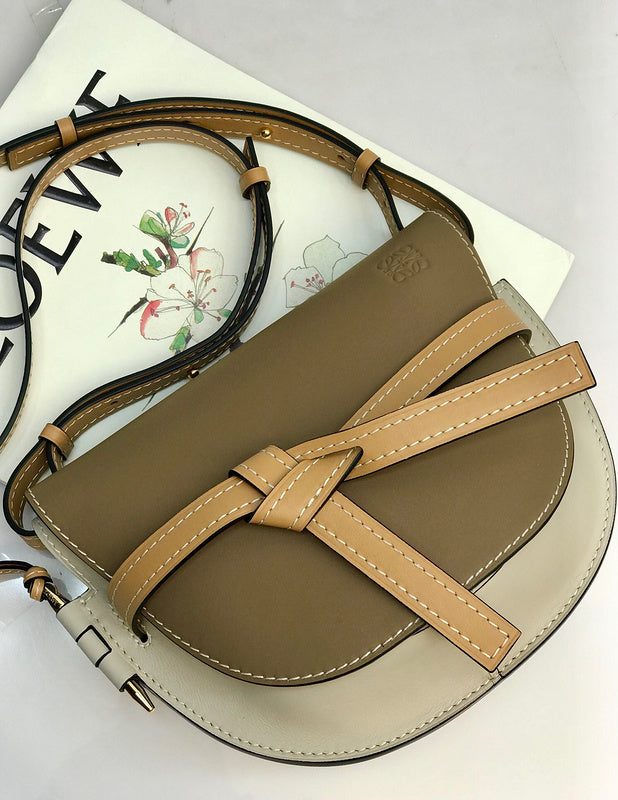 Ziva's Charm handbag – close-up view (20cm*19cm*11.5cm)