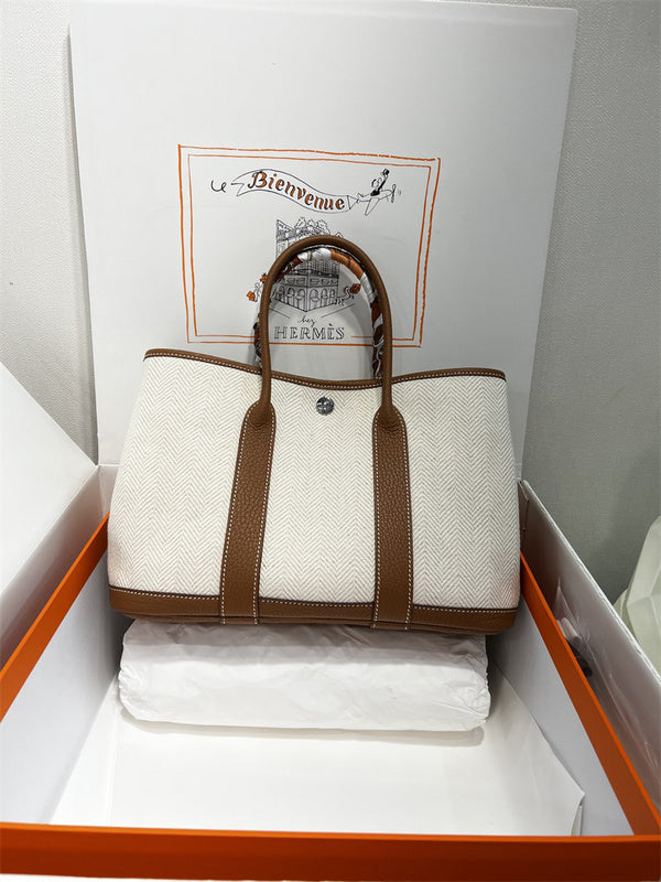  Effortless tote bag front view 7