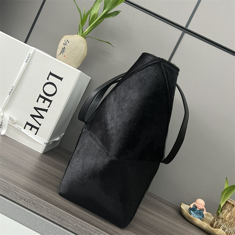 Ziva's Charm handbag – detail view (25.5cm*14.5cm*31.5cm)