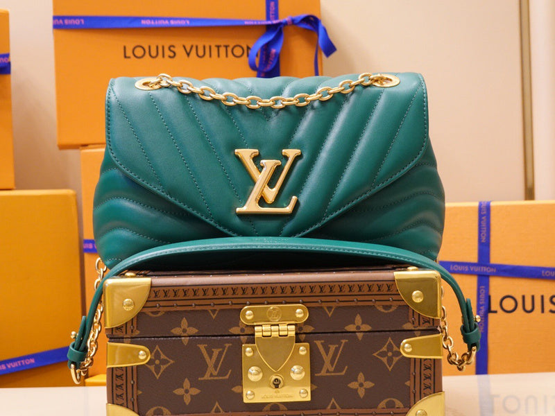Side profile of everyday-luxe classic women's handbag – women's statement bag