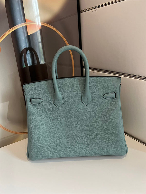  Refined structured bag carried on shoulder