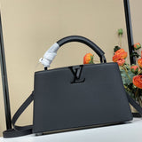  Versatile shoulder bag front view 49