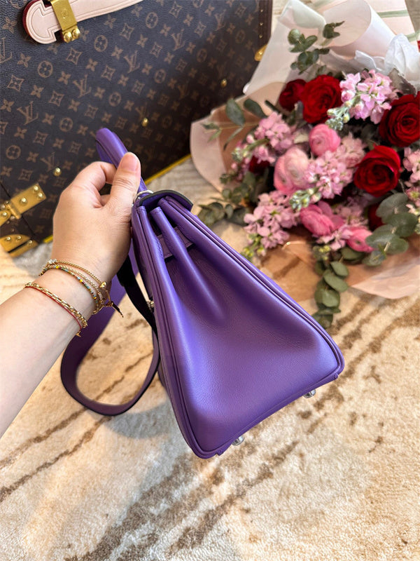 Streamlined handbag styled for everyday wear