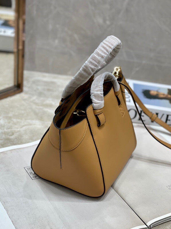 Ziva's Charm handbag – detail view (20cm*18cm*20cm)