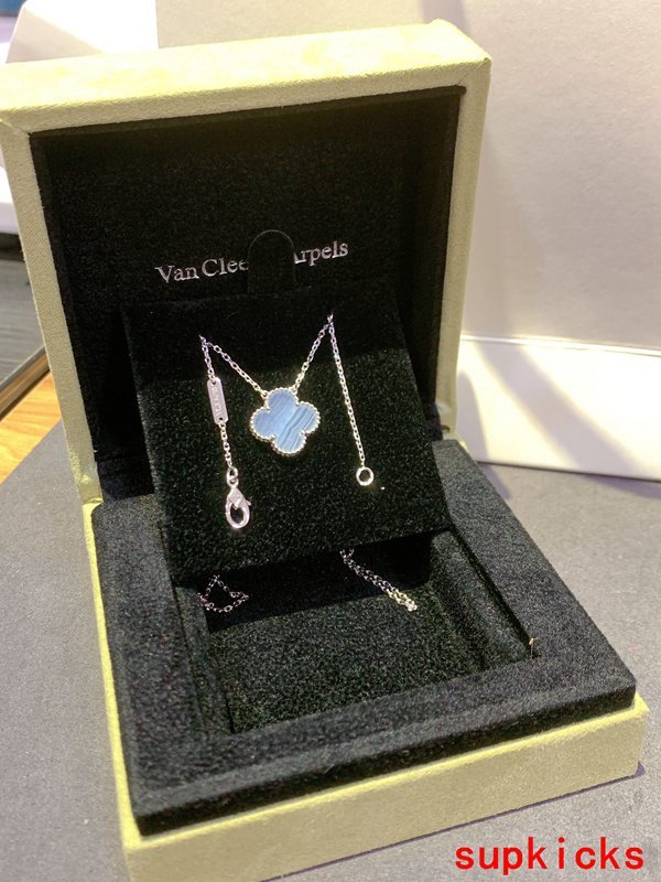 Front view of Van Cleef & Arpels unisex jewelry piece