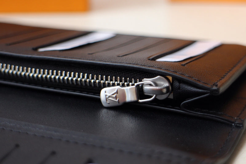Handle and strap detail of signature structured women's handbag – women's everyday handbag