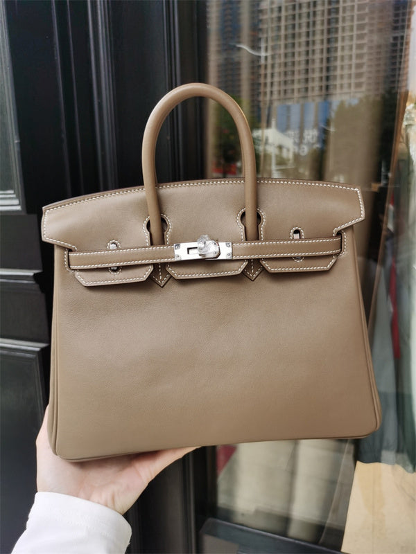  Streamlined everyday bag front view