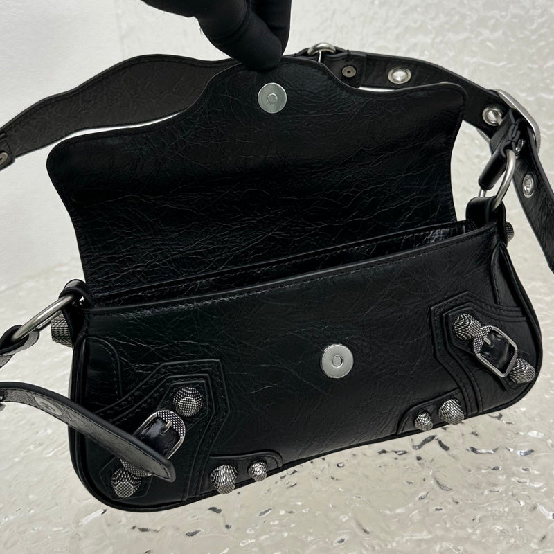 Zivas Charm Streamlined Design Statement Handbag (Elevated Daily Companion) – Interior View