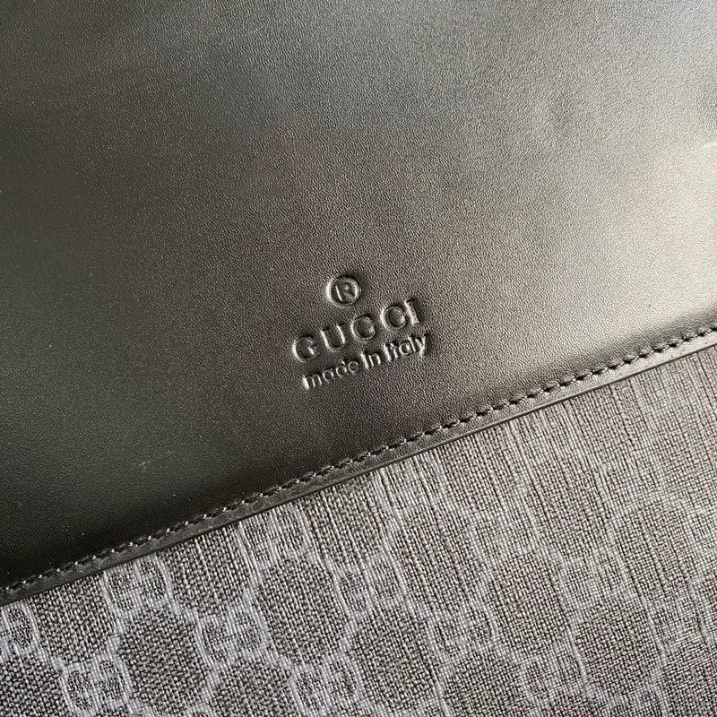 Handle and strap detail of refined structured women's handbag – women's luxury accessory