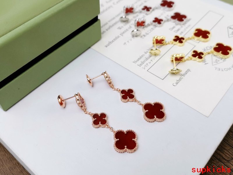 Side view of Van Cleef & Arpels unisex jewelry piece