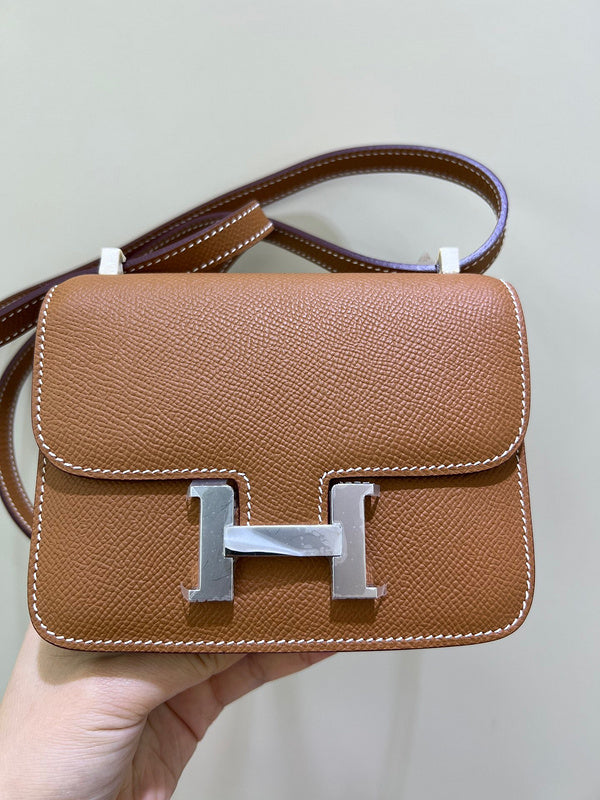 Side view of fluid structured handbag